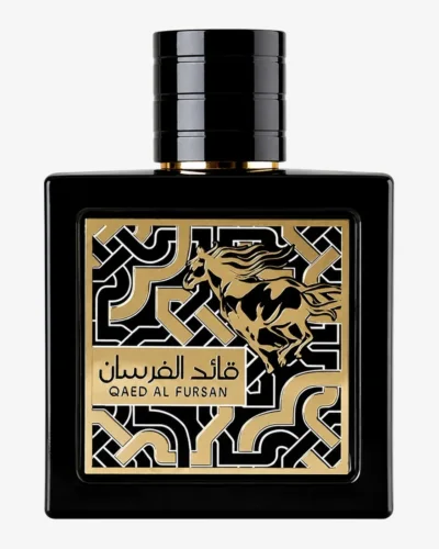 Frasco de Lattafa Qaed Al Fursan, ejemplo de perfume árabe con caligrafía dorada