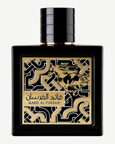 Frasco de Lattafa Qaed Al Fursan, ejemplo de perfume árabe con caligrafía dorada
